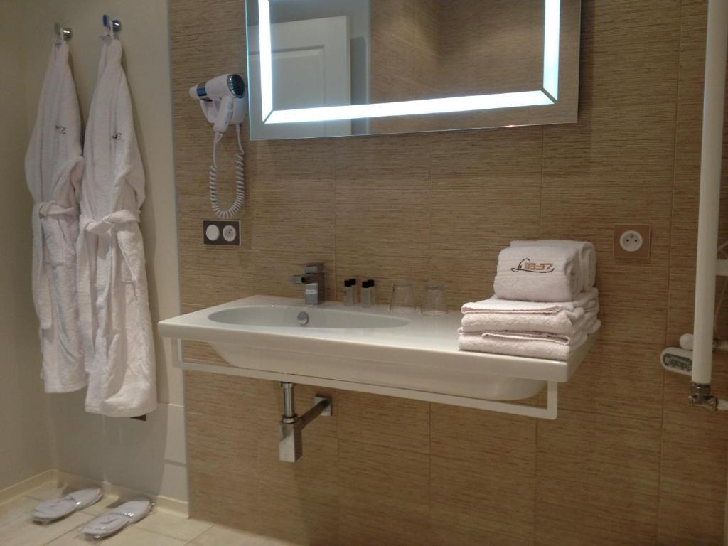 Le 1837 Aparthotel Saint-Affrique Luaran gambar